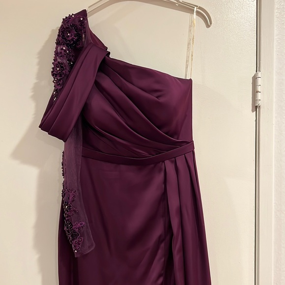 Hermz LA designer plum one shoulder gown - Picture 1 of 8